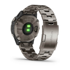 quatix® 6 Titanium (Gris titane avec bracelet en titane)